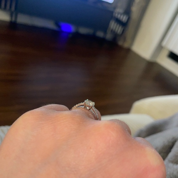 Elegant Silver Diamond Ring Swarovski - Picture 3 of 4